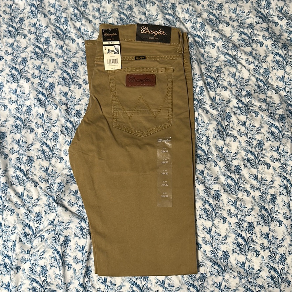 Wrangler- Slim Fit Khaki Pants 32x32 NWT